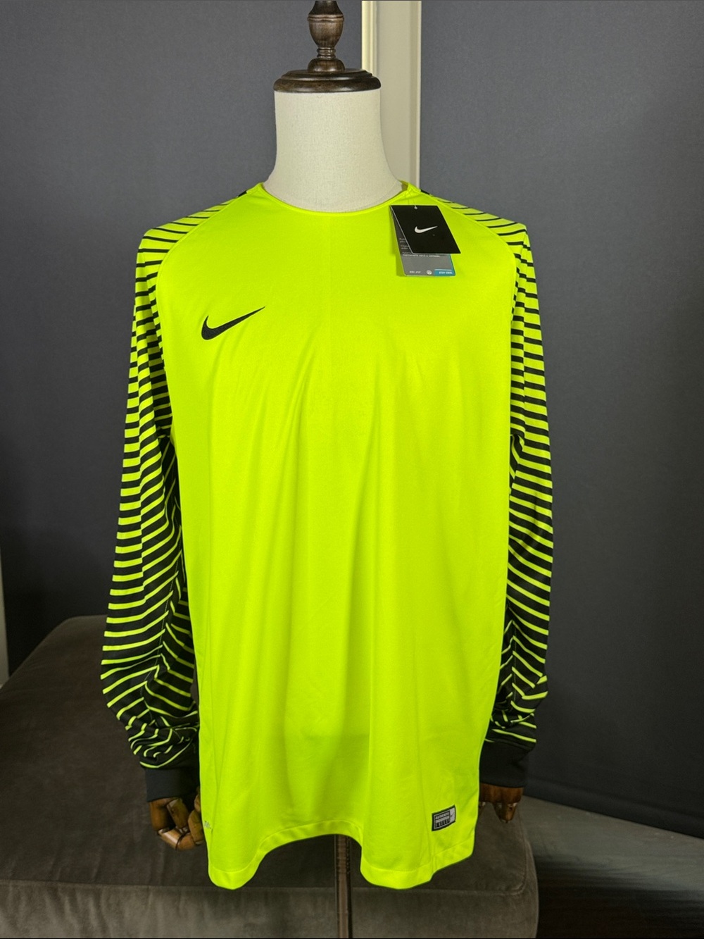 Nike Men’s Long Sleeve Gardien Goalkeeper Shirt Neon Yellow and Black Size XL